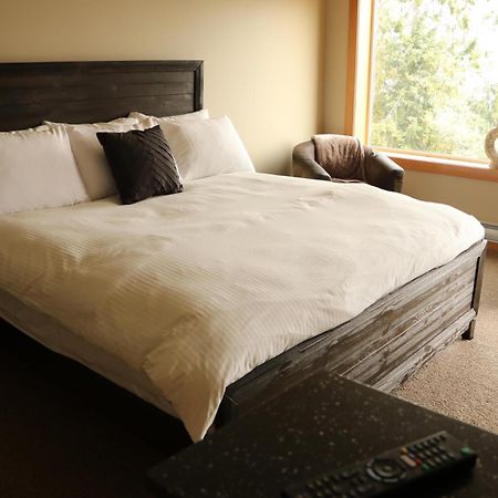 Moon Water Lodge Malahat Екстер'єр фото