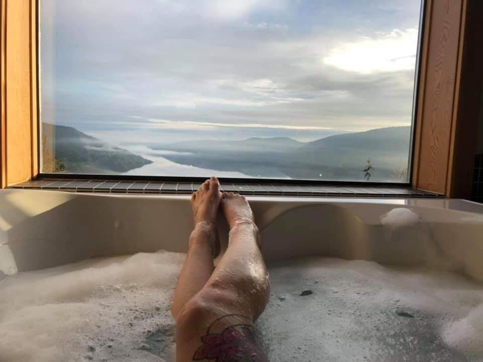 Moon Water Lodge Malahat Екстер'єр фото