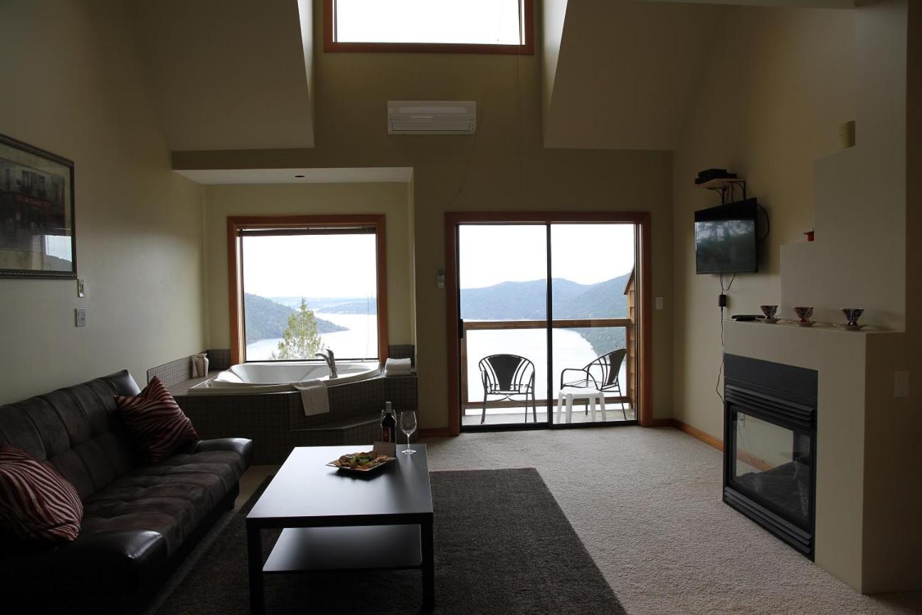 Moon Water Lodge Malahat Екстер'єр фото
