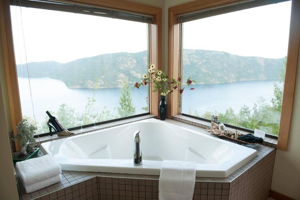 Moon Water Lodge Malahat Екстер'єр фото
