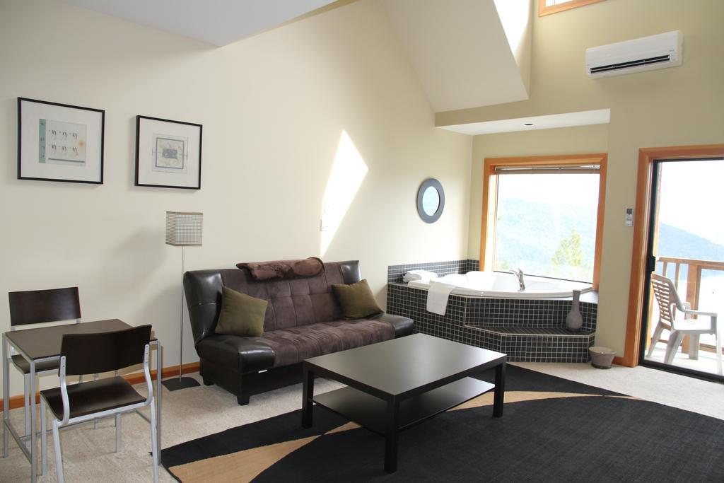 Moon Water Lodge Malahat Екстер'єр фото