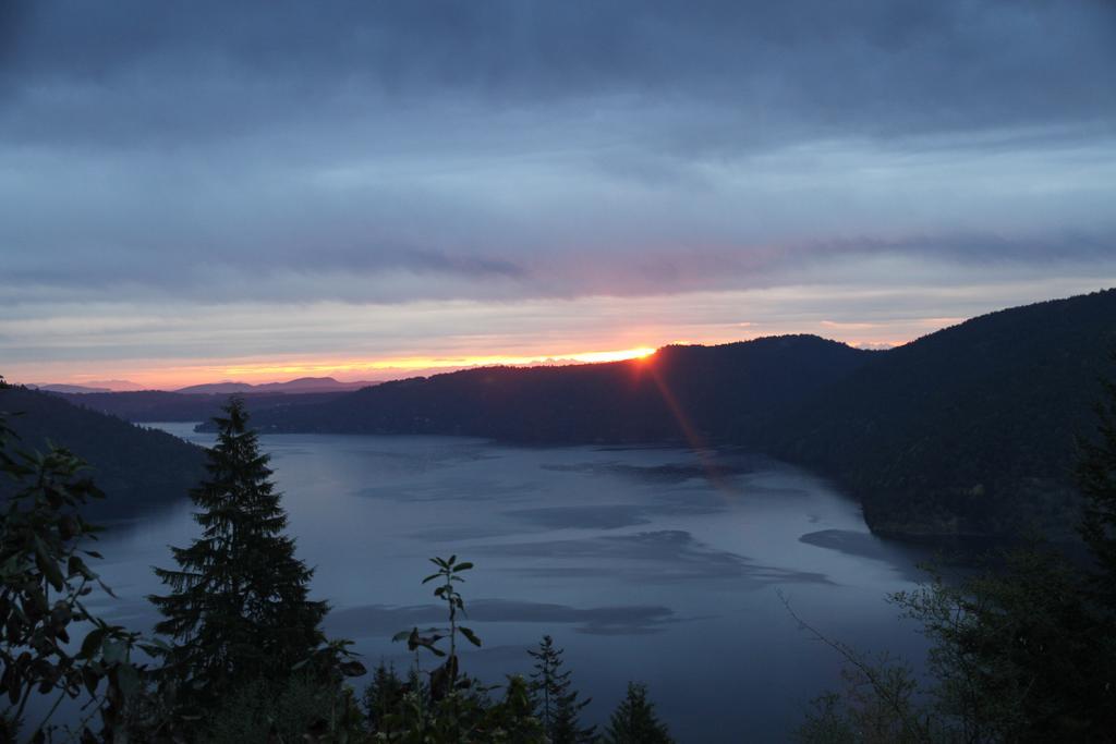 Moon Water Lodge Malahat Екстер'єр фото