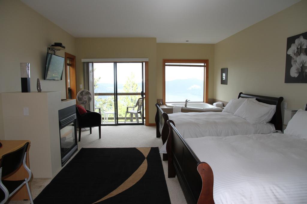 Moon Water Lodge Malahat Екстер'єр фото