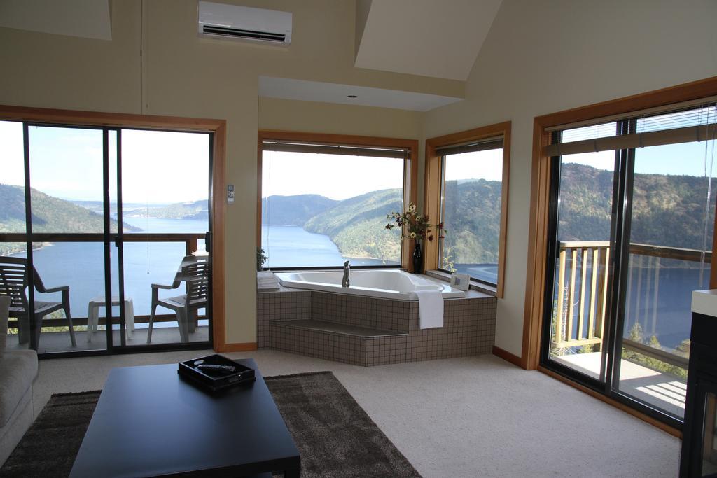 Moon Water Lodge Malahat Номер фото
