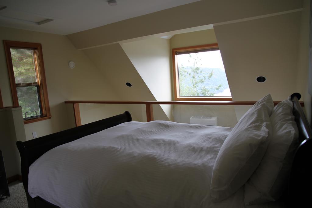 Moon Water Lodge Malahat Екстер'єр фото