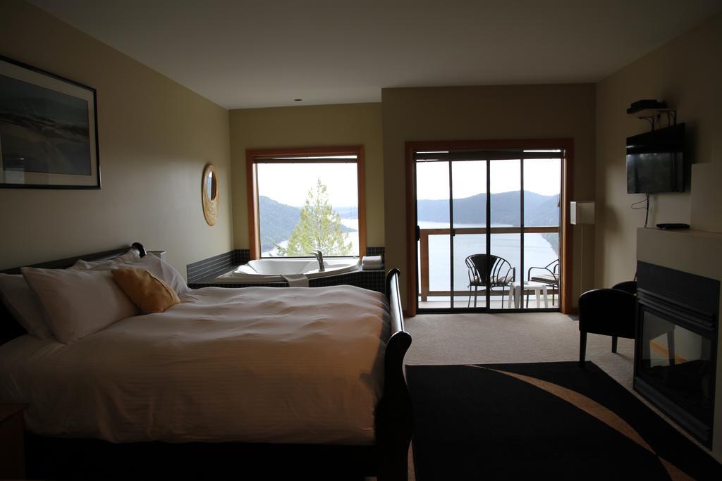 Moon Water Lodge Malahat Екстер'єр фото