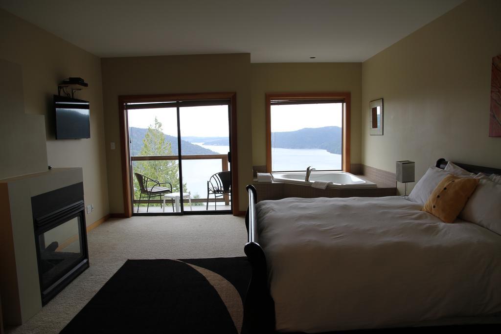 Moon Water Lodge Malahat Екстер'єр фото