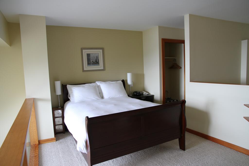 Moon Water Lodge Malahat Екстер'єр фото