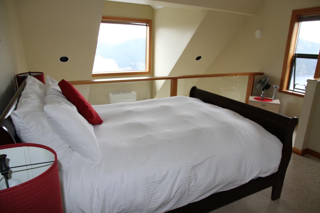 Moon Water Lodge Malahat Екстер'єр фото