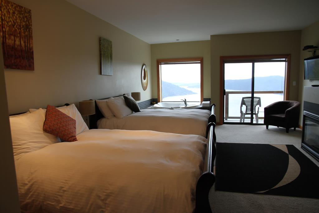 Moon Water Lodge Malahat Екстер'єр фото