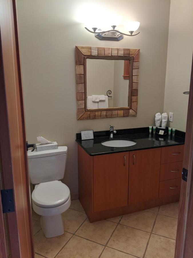 Moon Water Lodge Malahat Екстер'єр фото